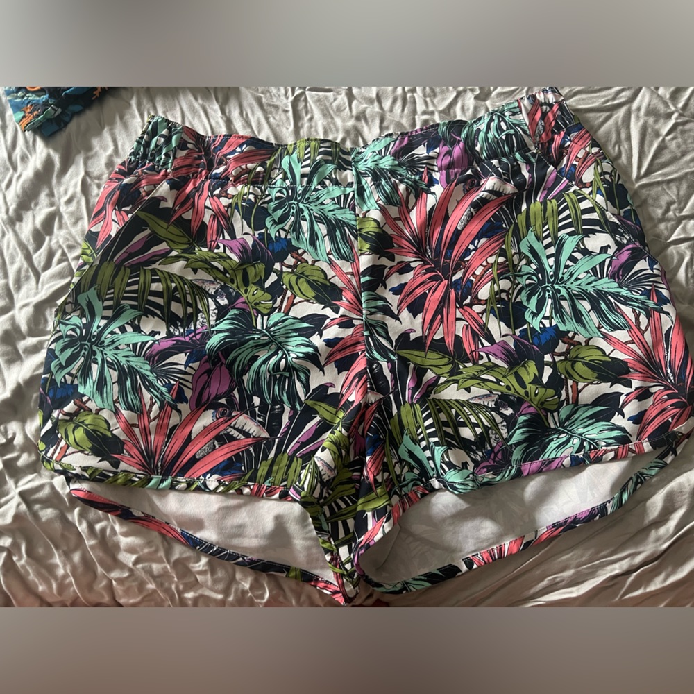 Fun patterned Columbia shorts size XL.